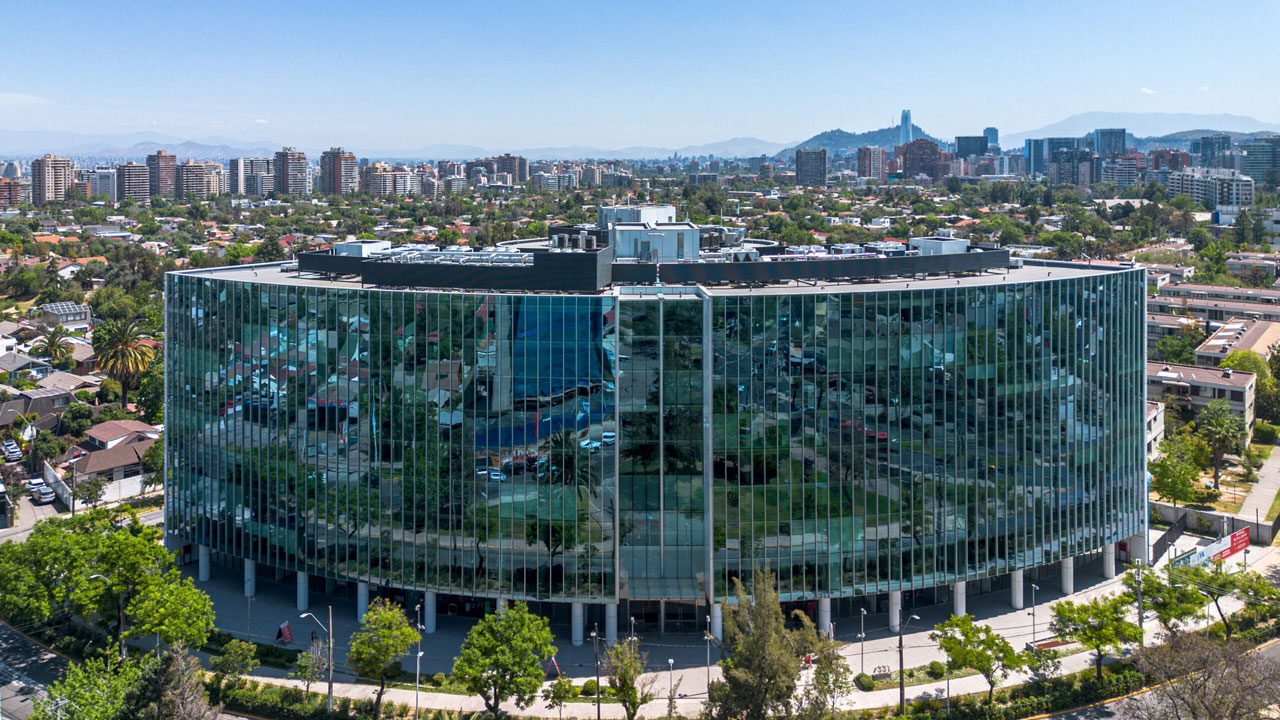 Edificio corporativo en Av. Apoquindo 7331, Las Condes, Santiago — sede del estudio
